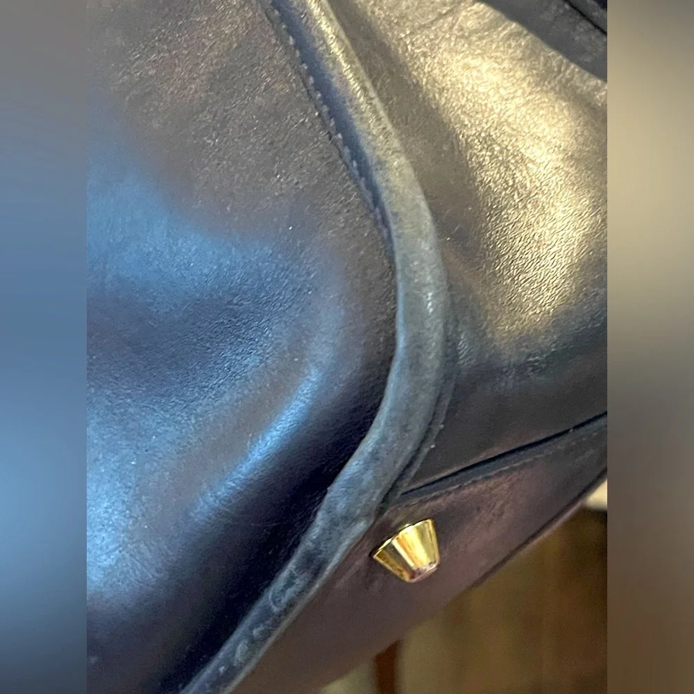 Coach vintage legacy zip bag in black leather with gold tone hardware in EUC - Picture 7 of 13